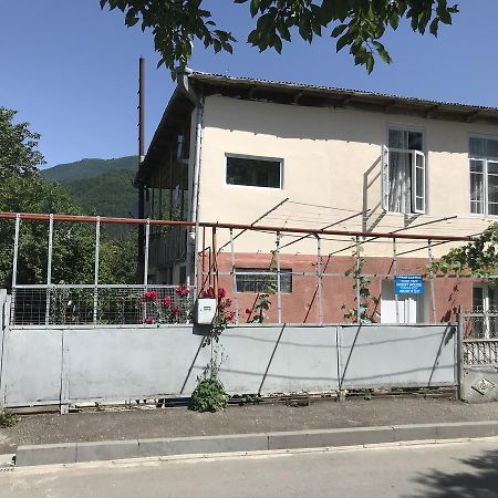 Hotel Chveni Ezo Ambrolauri Zewnętrze zdjęcie